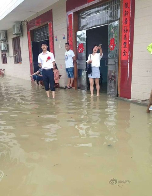 Mới đây ở Hàm Ninh, Hồ Bắc (Trung Quốc), cặp đôi Vương Trương Đào và Uông Hoan Hoan đã cùng gia đình tổ chức một lễ cưới trong ngày mưa bão. Chú rể họ Vương định sẵn ngày hôm ấy sẽ bày tiệc rượu tại nhà, mời những người bạn thân thiết và hàng xóm tới chung vui, làm lễ cưới đơn giản, ấm cúng. Nhưng đúng hôm cưới thì xảy ra mưa bão lớn khiến nước ngập vào nhà hơn 60cm.
