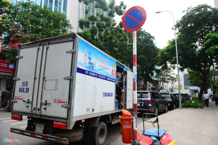 Ôtô đậu ngay biển cấm trên đường Mạc Thị Bưởi.