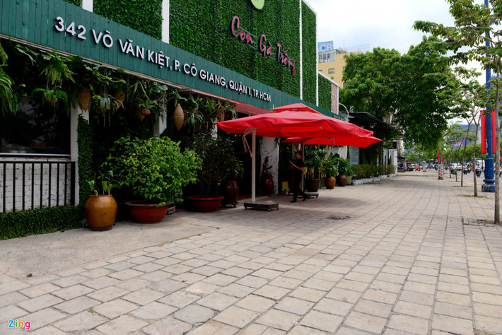 Quận 1 thường xuyên kiểm tra vỉa hè trên đại lộ Võ Văn Kiệt, đến nay vỉa hè khu vực này ít bị tái chiếm. Ông Võ Nguyên Khanh, Chủ tịch phường Bến Thành, cho biết chính quyền vẫn đang tiếp tục làm và cố gắng giữ vỉa hè không bị tái chiếm. "Hiện nay, các hộ khó khăn đang có dấu hiệu chiếm lại vỉa hè để buôn bán. Chính quyền vẫn cố gắng tăng cường thành lập các tổ vận động các hộ kinh doanh. Đồng thời, phường ra quân liên ngành 1 tuần 2 lần kiểm tra xử lý tình trạng chạy xe lên vỉa hè, chạy ngược chiều, ôtô đậu vỉa hè; ngoài ra các tổ kiểm tra vẫn đi làm thường xuyên", ông Khanh nói.