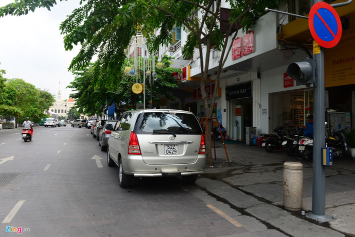 Ôtô đỗ hàng dài trên phố đi bộ Nguyễn Huệ, mặc biển báo cấm đỗ. Đoạn đường này trước đây ông Đoàn Ngọc Hải, Phó chủ tịch UBND quận 1, thường kiểm tra và xử phạt gắt gao.