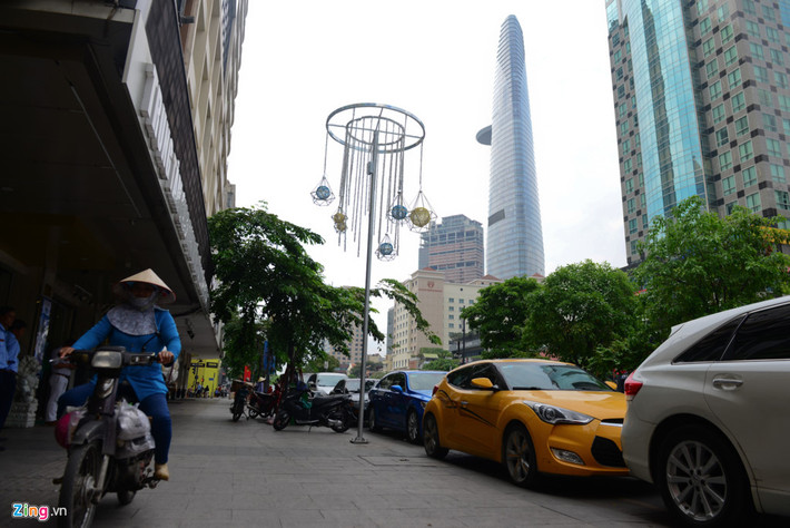 Tình trạng người chạy xe máy trên vỉa, ôtô đậu sai quy định dưới lòng đường diễn ra nhan nhản nhưng không thấy lực lượng chức năng nhắc nhở hay xử phạt như trước.