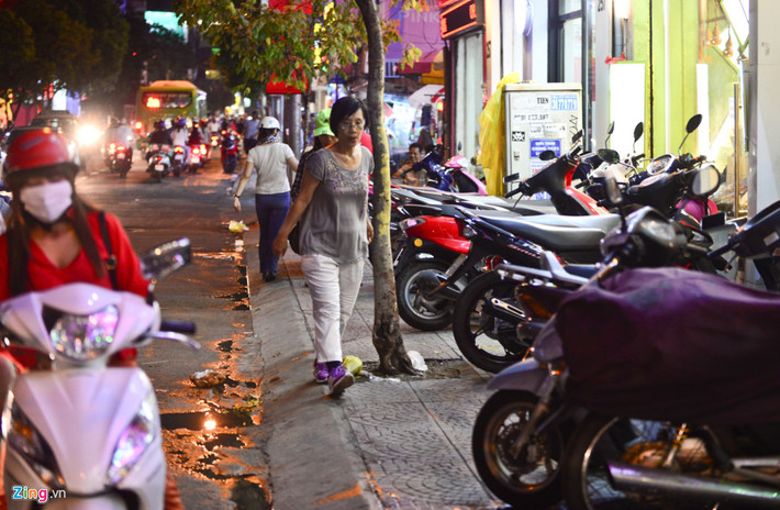 Dọc tuyến đường này vỉa hè nhỏ hẹp, xe máy đậu chiếm hết lối của người đi bộ.