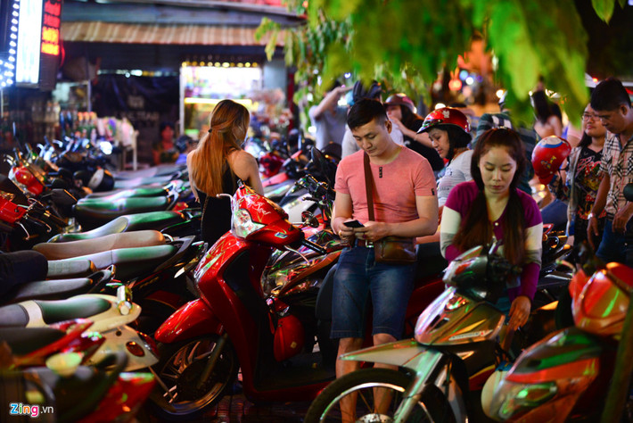 Vỉa hè trở thành bãi đậu xe trước rạp phim trên đường NguyễnTrãi, quận 1.