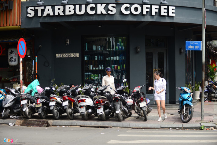 Xe máy trước quán cà phê Starbucks đậu tràn lan trên đường Đông Du.