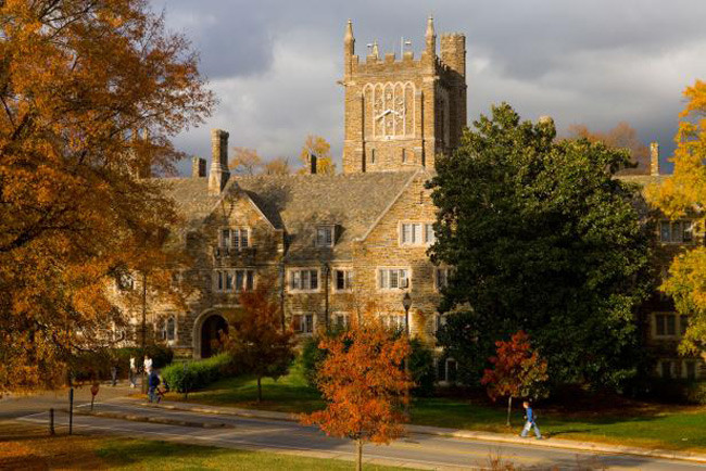 7. Đại học Duke - Durham, NC nổi tiếng với 4 ngọn tháp cao sừng sững trên đỉnh Nhà Thờ Duke. Đây thực sự là “trường đại học trong rừng” với hơn 2400ha trồng cây xanh, là điểm tham quan thu hút được nhiều du khách.