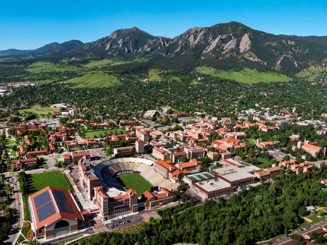 3. Đại học Colorado Boulder được làm bằng nguyên liệu chính là đá sa thạch của địa phương, nổi bật với phần mái che màu đỏ tươi. Trường tọa lạc dưới chân núi Rocky có không gian xanh mướt tạo nên cảnh quan tuyệt đẹp, không hề thua kém bất cứ khu nghỉ dưỡng hạng sang nào.