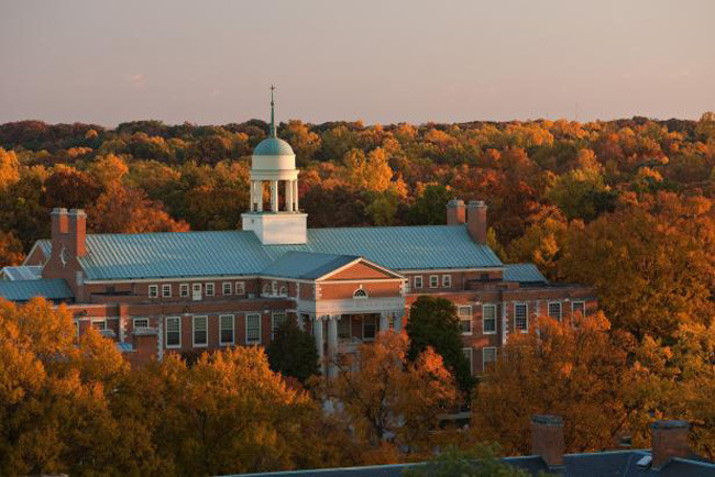 4. Đại học Wake Forest – Winston, NC được mệnh danh là nơi có mùa thu đẹp nhất nước Mỹ. Khu vườn Reynolda trong khuôn viên một trong những trường đại học đẹp nhất thế giới có hệ thực vật phong phú, những con đường mòn lát bằng sỏi và vỏ sò tuyệt đẹp.