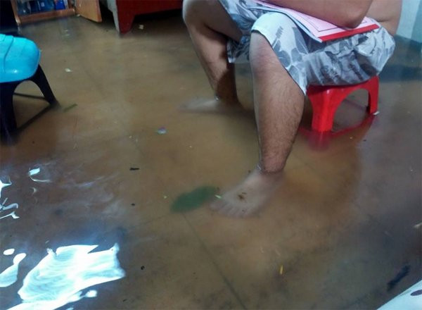 Cơn mưa to đã cuốn trôi tất cả.