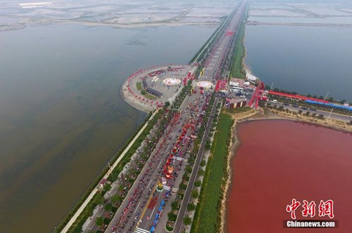 Những hình ảnh này được chụp tại một hồ muối cổ ở Vận Thành (Sơn Tây, Trung Quốc) hôm qua, 25/9.