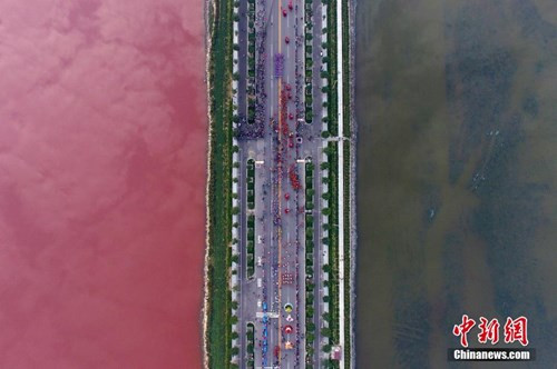 Được biết, hồ muối này có nồng độ muối cực cao và được mệnh danh là “Biển Chết” của Trung Quốc, bởi ai bước xuống hồ cũng đều có thể nằm nổi lềnh bềnh mà không cần khua tay đạp chân. Đây là nơi cung cấp muối cho người dân địa phương suốt 4.000 năm qua.