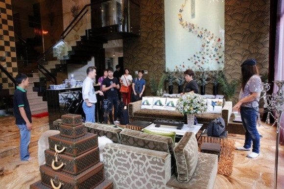 Đầu năm 2013, một tờ báo nước ngoài ngỏ ý muốn thực hiện bộ ảnh về nhà riêng của Mr Đàm. Anh từng chia sẻ: "Dù trên thế giới mô hình được trả phí khi chụp ảnh căn hộ của các ngôi sao đã xuất hiện từ rất lâu, nhưng tại Việt Nam tôi là người đầu tiên và áp dụng trước tiên....