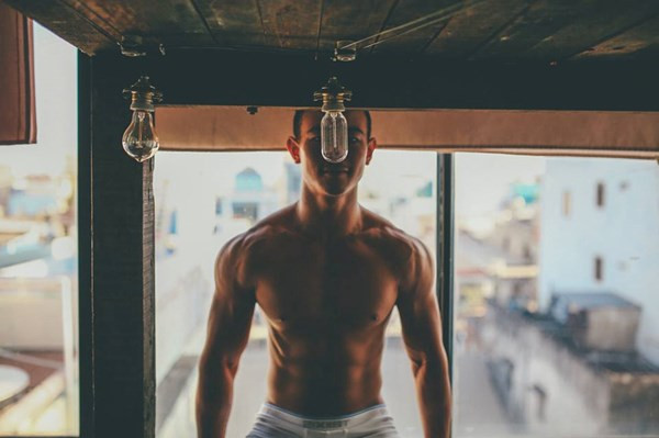 Huy Nguyễn thì nhiều bạn đã biết rồi, còn Zam Suppakorn Chaiyo thì mới toe, và đây là 1 cặp đồng tính nam yêu nhau thật chứ không phải sắp đặt như 'Những Kẻ Mộng Mơ' đâu nha. Bạn Zam sống ở Bangkok, và xuất hiện rất nhiều trong các TVC quảng cáo bên này. Lần đầu tiên gặp mặt, mình thấy bất ngờ vì gương mặt bạn này đặt vào góc nào cũng đẹp vậy ta, thì ra cái gì cũng có lý do.