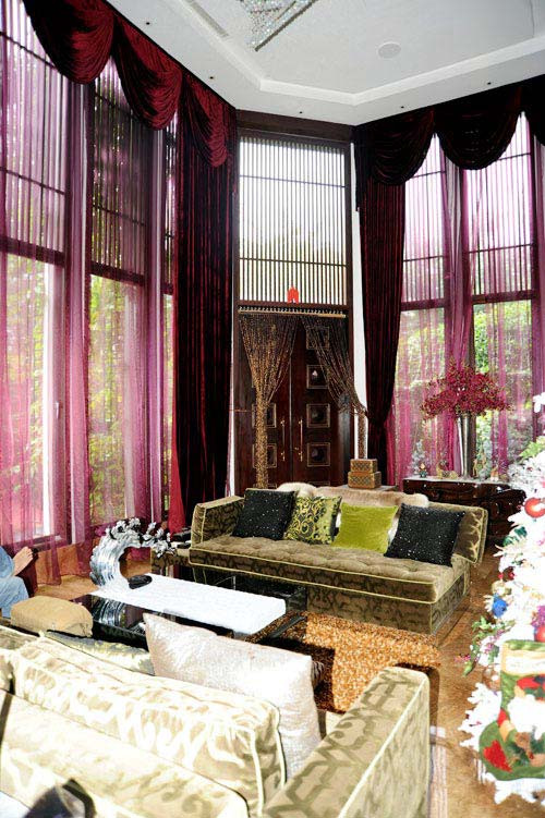 Giọng ca "Góc khuất" từng chia sẻ, tự tay anh thiết kế tổ ấm theo kiến trúc không bao giờ bị lỗi thời. Hơn nữa, toàn bộ vật dụng và trang trí nội thất trong nhà được anh sưu tập trong lẫn ngoài nước nhằm mang lại vẻ sang trọng.
