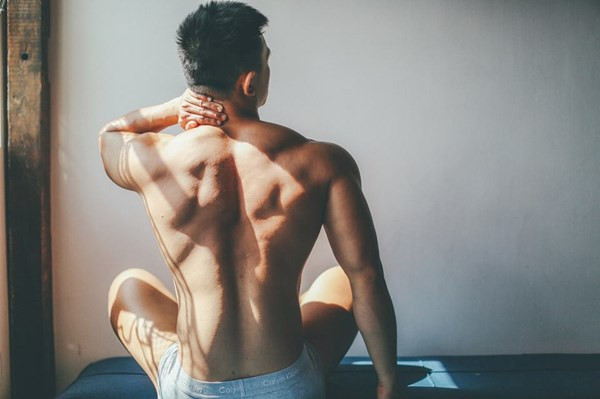 Bạn là một cơn lốc nhỏ có thể cuốn bất kỳ hạt bụi vô tình lưỡng lự nào bước vào đời mình, nhưng lúc này những hạt bụi đó quá nhỏ bé, không vừa với một tâm hồn rộng lớn là bạn nữa rồi. Một cơn lốc cùng tầng số khác sẽ tự tìm đến và chúng ta cùng trở thành 'bão tố tình yêu'. Và đây có lẽ là kết quả của 2 cơn lốc nhỏ chạm vào nhau. Bộ ảnh để lưu giữ lại thời thanh xuân tươi đẹp của 2 người bạn. Sau này chúng ta sẽ già đi, họ sẽ già đi, nhưng những hình ảnh tươi đẹp này vẫn còn mãi. Cảm ơn nhiếp ảnh đã giúp chúng ta lưu trữ những tuyệt vời của thời gian!"
