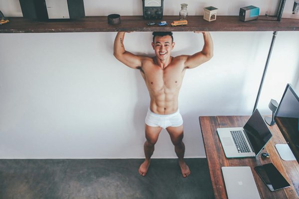 Chia sẻ với báo Một Thế Giới, Huy Nguyễn cho biết Erotika No.3 là bộ ảnh ghi nhận lại một ngày bình thường của cả hai mỗi khi Zam Suppakorn Chaiyo qua Việt Nam thăm cậu.