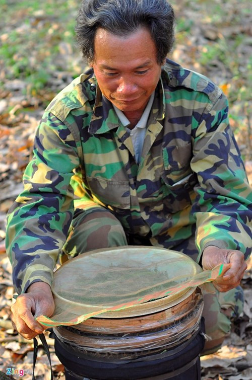 Công việc của thợ câu kiến bắt đầu từ mờ sáng đến chiều tối. Để có nguồn hàng bán cho người có nhu cầu, vợ chồng ông Hiếu phải lùng sục khắp các khu rừng, rẫy cao su ở huyện Định Quán, Xuân Lộc, Cẩm Mỹ, Long Thành (Đồng Nai), thậm chí sang các huyện thuộc tỉnh Bà Rịa - Vũng Tàu, Bình Dương, Bình Phước.