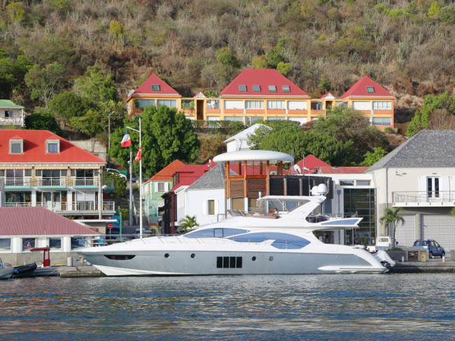 Du thuyền là phương tiện di chuyển phổ biến tại đảo St. Barts và bạn có thể thấy người nổi tiếng xuất hiện trên du thuyền của họ.