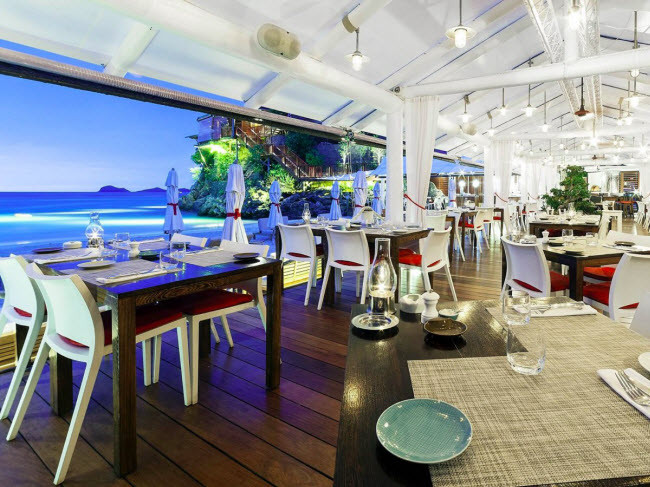 Bạn có thể vừa ngắm cảnh biển vừa nhâm nhi cocktail tại quán bar Sand trong khách sạn Eden Rock.