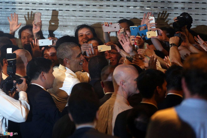 Tháng 5: Tổng thống Mỹ Barack Obama giao lưu với người dân trên phố Hà Nội. Ông có chuyến thăm và làm việc tại Việt Nam trong ba ngày. Tối 23/5, người đứng đầu Nhà Trắng tới quán bún chả trên phố Lê Văn Hưu (Hà Nội) để thưởng thức món ăn truyền thống của Việt Nam. Vị tổng thống khi xuất hiện tại đây đã nhận được sự chào đón nồng nhiệt của hàng trăm người dân. Ảnh: Tiến Tuấn.