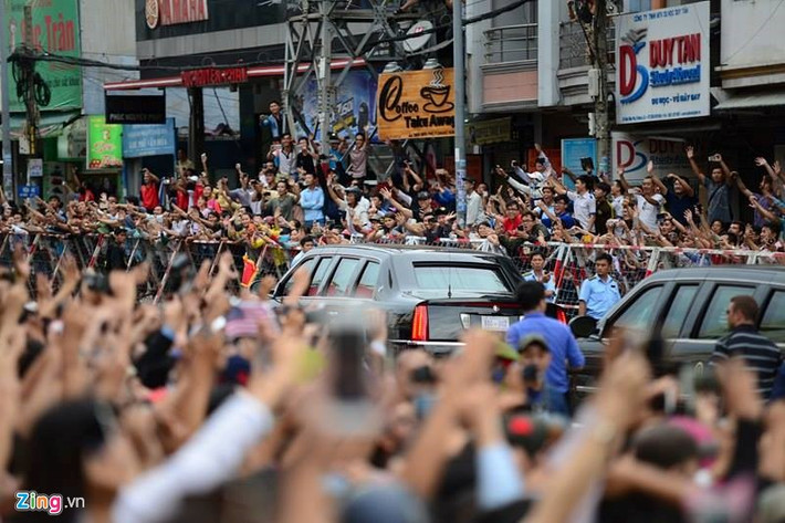 Ngay sau đó, chiều 24/5, ông Obama đến TP.HCM trong sự nồng nhiệt chào đón người dân hai bên đường. Tại đây, Tổng thống Mỹ đã giao lưu với các thành viên Sáng kiến Thủ lĩnh Trẻ Đông Nam Á (YSEALI) hơn một giờ đồng hồ. Ảnh: Tùng Tin.