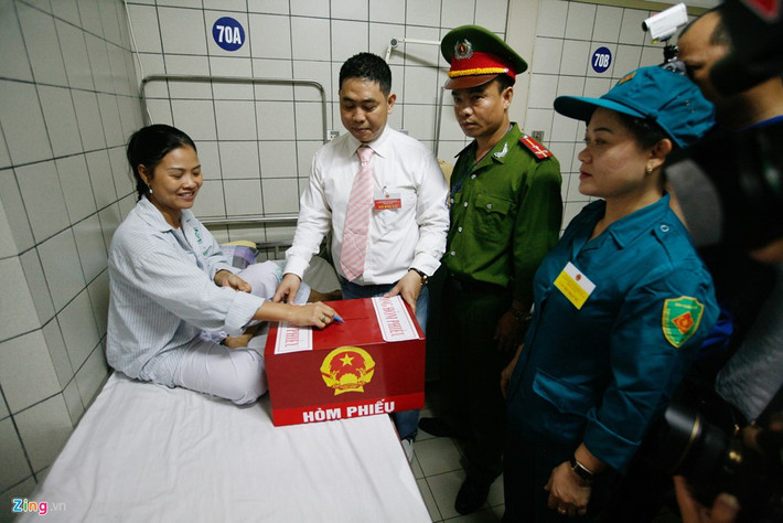 Tháng 5: Chị Nguyễn Thị Bích Thảo, bệnh nhân điều trị tại Bệnh viện Bạch Mai thực hiện quyền công dân trên giường bệnh. Đây là một trong những hình ảnh của ngày bầu cử 22/5. Kết quả, có 496 người trúng cử đại biểu Quốc hội khóa XIV. Người có tỷ lệ phiếu trúng cử cao nhất là Thủ tướng Nguyễn Xuân Phúc với 99,48%. Ảnh: Hoàng Việt.