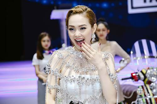 Nụ cười của Minh Hằng đã đẹp hơn rất nhiều sau khi chỉnh sửa.