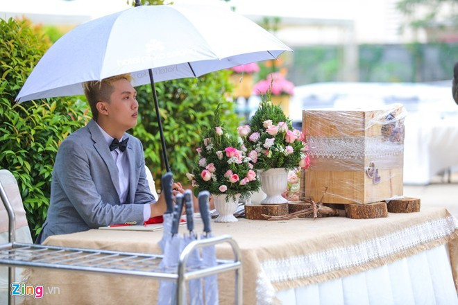 Tuy nhiên, thời tiết không chiều lòng người. Khi quan khách bắt đầu ổn định chỗ ngồi để chuẩn bị bắt đầu bữa tiệc thì trời Sài Gòn đổ mưa. Diễm Hương - Quang Huy cùng các khách mời vội vã di chuyển vào khu vực có mái che. Bà mẹ một con chỉ mời khoảng 200 khách gồm gia đình và bạn bè thân thiết tới tiệc cưới.