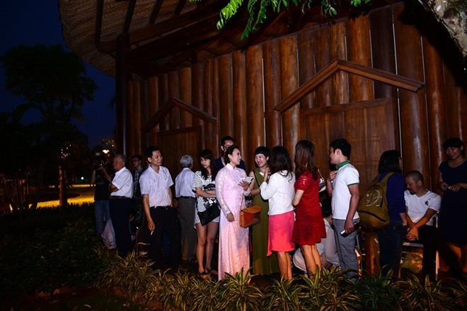 Nữ ca sĩ đứng trú mưa và vui vẻ trò chuyện cùng các khách mời. Không lâu sau đó, khi trời quang mưa tạnh, đám cưới của Khánh Linh và doanh nhân Trần Tùng tiếp tục được tổ chức trong không gian thoáng đãng ngoài trời.