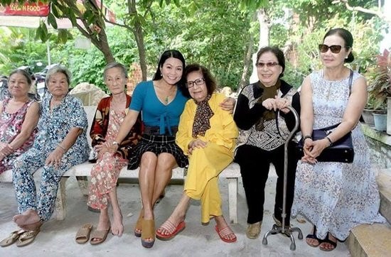 Mỗi năm Ngọc Huyền đều về Việt Nam để làm từ thiện và thăm bạn bè.