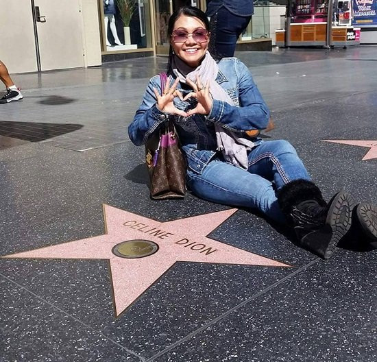 Ngọc Huyền trong chuyến ghé thăm đại lộ danh vọng Hollywood. Cô cười tươi bên cạnh ngôi sao của diva nổi tiếng thế giới Celine Dion.