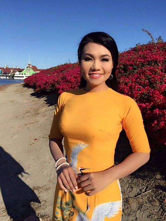 Cô mặc trang phục áo dài cách tân trong một lần đi chơi ở Mỹ.