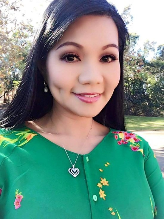 Bên cạnh áo dài, áo ba bà cũng được cô lựa chọn.