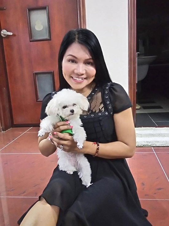 Ngọc Huyền chơi đùa với cún cưng.