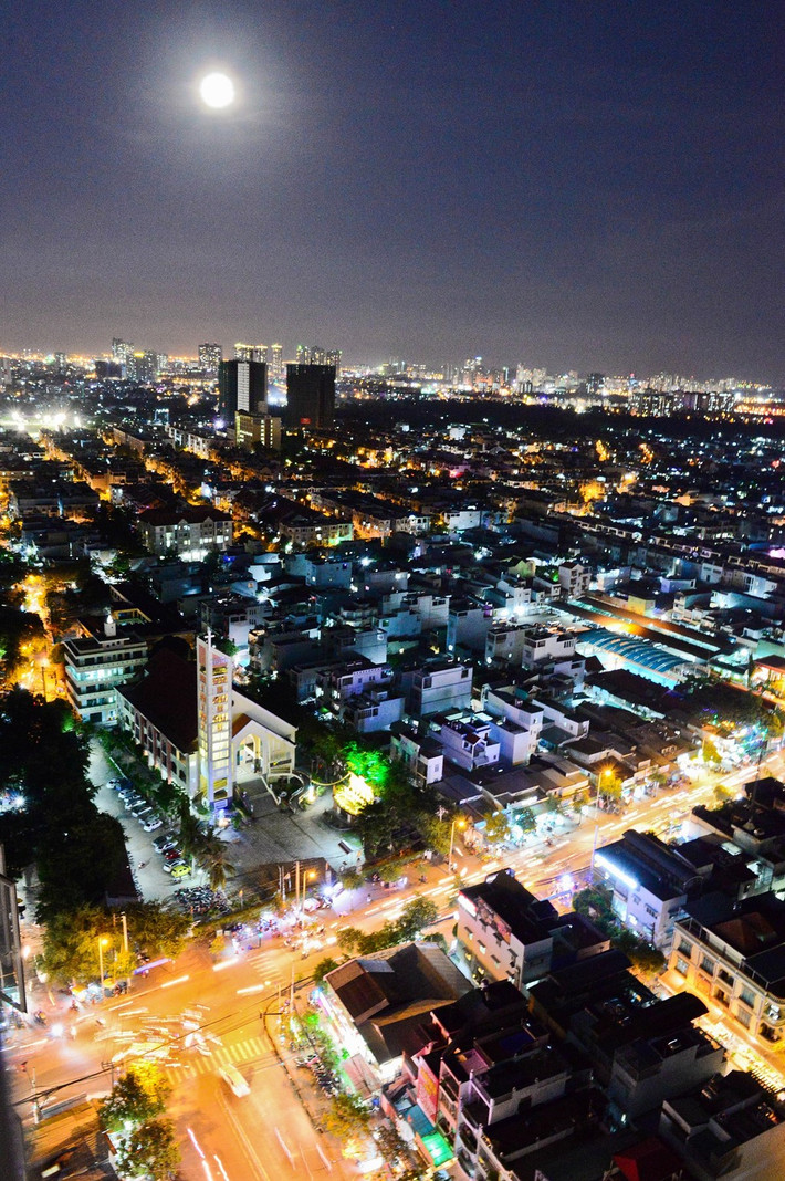 Khu nhà thờ Nam Hải (quận 8) vào lúc 18h30.