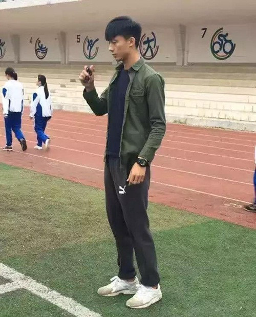 Khi nữ sinh xin chụp ảnh cùng, chàng thầy giáo điển trai đều từ chối một cách lịch sự. Những bức ảnh được lan truyền trên mạng đều là chụp trộm. Tuy góc chụp không ổn định, chất lượng ảnh cũng thấp nhưng vẻ đẹp trai, cuốn hút của thầy giáo thể dục này vẫn không bị ảnh hưởng.