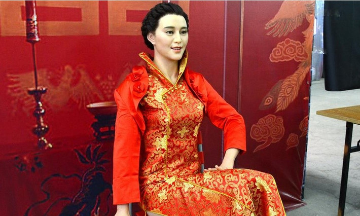 Hôm 10/3, bảo tàng tượng sáp ở Thẩm Dương (Trung Quốc) giới thiệu một số mẫu tượng mới. Tuy nhiên, QQ cho rằng đây đều là những sản phẩm thất bại. Tượng sáp Phạm Băng Băng bị chê quê mùa và già thêm chục tuổi.