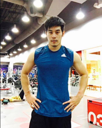 Theo cư dân mạng Thái Lan có nick AquariusNick, người này là chồng tương lai thứ 14 của bà Leena Jungjanya. Một số hình ảnh về "phi công trẻ" này được đăng tải, thu hút hàng nghìn lượt like (thích) trên mạng xã hội twitter của Thái.