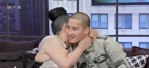 Trước đó, nữ diễn viên Leena được gắn liền với biệt danh "đại gia yêu 28 lần/ngày". Xuất phát từ việc ngôi sao truyền hình 58 tuổi người Thái này đăng tin tuyển chồng thứ 9 phải hội tụ các điều kiện dưới 25 tuổi, cao 1m8, cơ bắp sáu múi và phải đáp ứng nhu cầu sinh lý ít nhất 28 lần mỗi ngày. Sau đó, gần 60.000 đơn xin ứng tuyển đã nộp tới và bà Leena chọn ra được chồng trẻ thứ 9 là anh Rangsee.