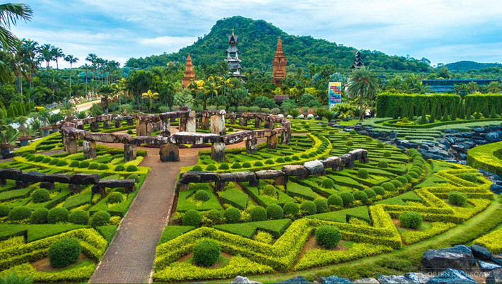 Vườn thực vật Nong Nooch nằm trên trục đại lộ số 3 từ Bangkok đi Pattaya, cách Pattaya khoảng 20 km, là khu vườn thực vật đẹp nổi tiếng của Thái Lan. Ảnh: Orientalescape.