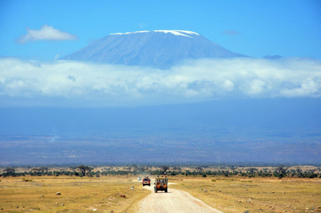 Núi Kilimanjaro ở Tanzania thu hút khoảng 40.000 du khách mỗi năm, không tính các hướng dẫn viên và người mang đồ đi theo họ. Từ rất xa, bạn đã có thể nhìn thấy vẻ hùng vĩ của ngọn núi này.