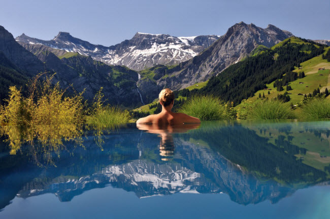 Khách sạn Cambrian nằm tại địa điểm tuyệt đẹp trên dãy núi Alps ở Thụy Sĩ. Từ đây, du khách có thể vừa ngâm minh trong bê bơi vô cực trong khi ngắm cảnh thiên nhiên hùng vĩ xung quanh.