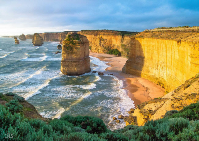 Twelve Apostles vách núi đá vôi chạy dọc bờ biển trong vườn quốc gia Port Campbell, Australia. Chúng được thành lập qua các hoạt động địa chất và tác động của biển qua hàng nghìn năm.