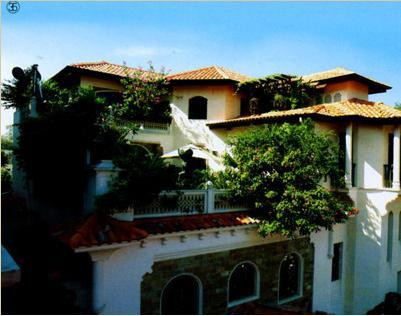 Căn biệt thự của Ngô Mỹ Uyên gồm 3 tầng lầu, nhưng vẫn có thang máy và còn được dát vàng. Trần nhà, cầu thang, phòng tắm, sân thượng, quầy bar... tất tần tật những thứ được nhìn thấy trong căn nhà này đều phản chiếu một màu vàng rực bởi lớp vàng mạ 24K.