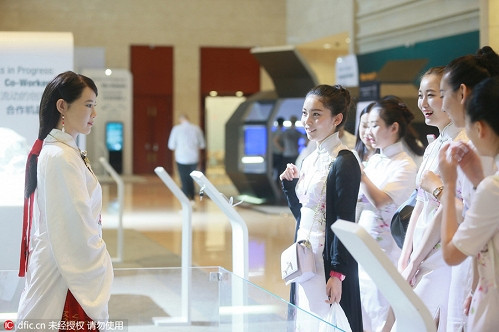 Diễn đàn Davos mùa hè diễn ra tại Thiên Tân, Trung Quốc đã thu hút được sự quan tâm của dư luận. Một trong những tâm điểm của Diễn đàn chính là nàng robot xinh đẹp như người thật.