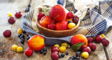 3. Trái anh đào: Trái cây ngon này rất ít calo và giàu kali, chất chống oxy hóa, có thể giúp giảm cholesterol xấu, phòng ngừa bệnh tim mạch. Quả anh đào cũng giàu vitamin A, thường xuyên ăn có thể chống rụng tóc. Bạn nên chọn loại trái đã chín đỏ, tránh mua trái đã nứt.