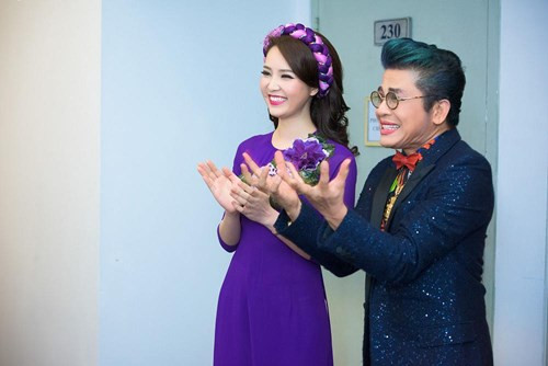 Thụy Vân tươi tắn bên bạn dẫn là MC Thanh Bạch trong hậu trường trước khi lên sân khấu.