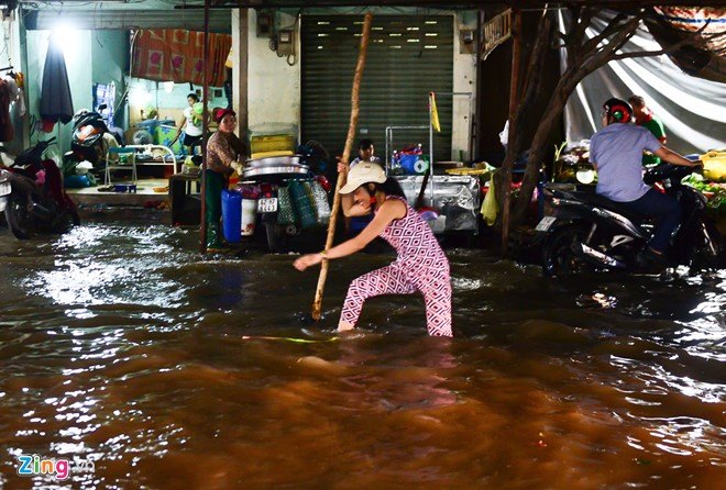 Nơi nông nhất vẫn ngập khoảng 50 cm khiến việc đi lại của người dân gặp nhiều khó khăn, nhất là những đoạn đường xấu.