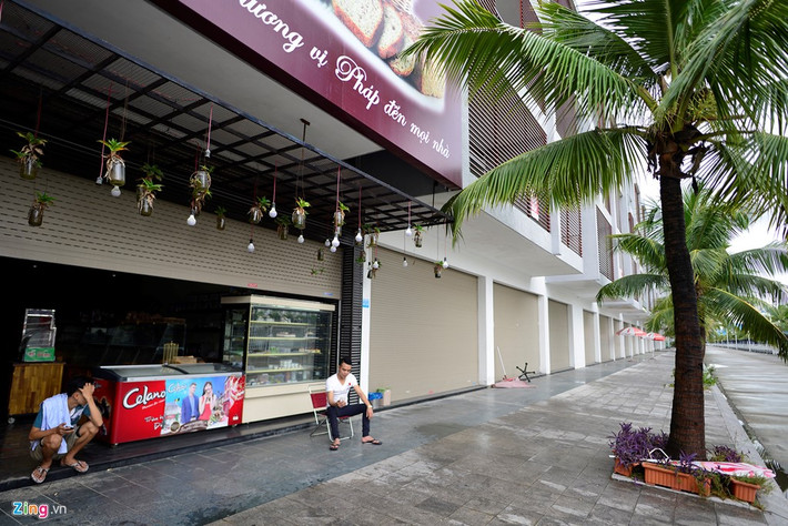 Tại khu du lịch Tuần Châu, người dân dọn dẹp đồ đạc, gia cố nhà cửa từ chiều hôm trước.