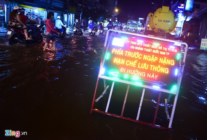 Biển cảnh báo nơi sâu nhất đặt trên đường Huỳnh Tấn Phát, giúp cho người đi xe máy, ôtô thận trọng khi lưu thông.