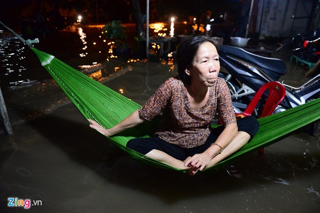 Bà Phạm Thị Xuân Mai mắc võng ngồi trước ngôi nhà của mình suốt cả đêm.